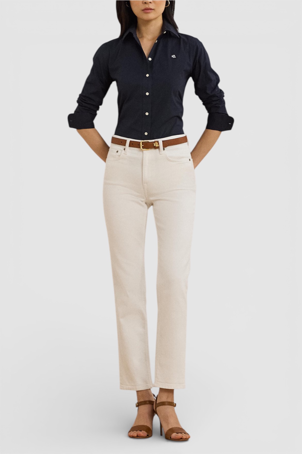 תמונת כל הלוק של חולצה מכופתרת